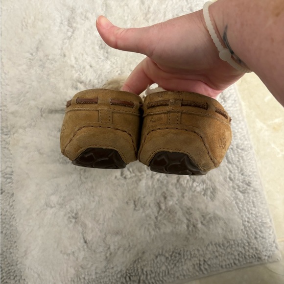 Ladies Ugg Moccasin - Picture 5 of 5